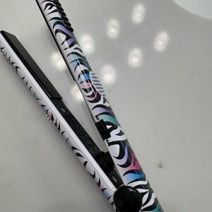 🆕 Hot Tools 1” Flat Iron. This ceramic 1” Flat Iron lets you straighten and curl